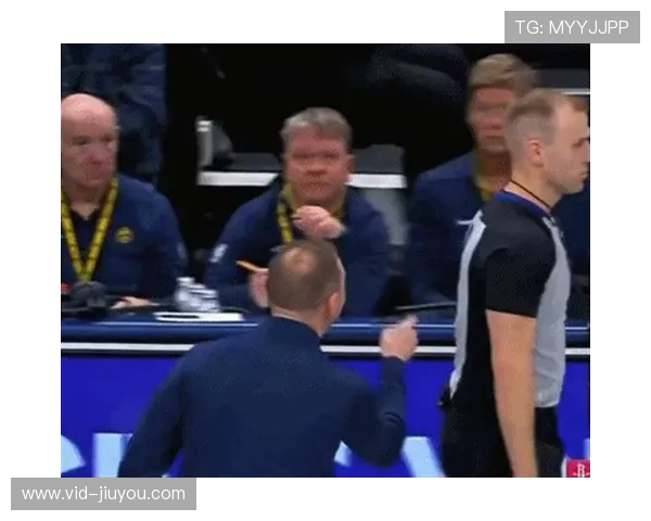 酋长球场暴雨中现争议判罚,VAR介入引双方教练不满 酋长球场暴雨中现争议判罚,VAR介入引双方教练不满